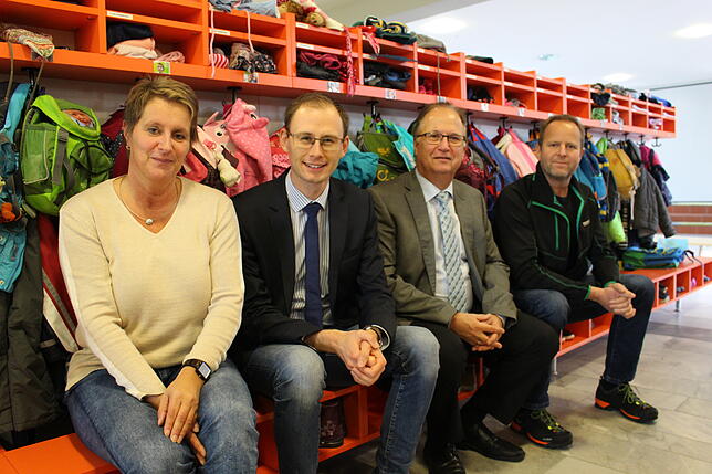 Der Umbau des städtischen Kindergartens ist gelungen, neuer Platz ist entstanden: Veronika Schweizer (von links), Micha Bächle, Jürgern ...
