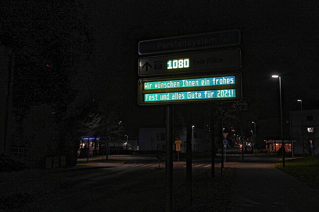 Die Stadt Friedrichshafen wünscht per Anzeigetafeln ein Frohes Neues. Es ist kurz vor 20 Uhr. Die Straßen leeren sich langsam, auch von ...