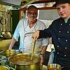 Koch-Azubi Niklas Joos (rechts) aus Peterzell rührt unter Anleitung seines Küchenchefs Rolf Fleig in den großen Soßentöpfen. Joos lernt ...