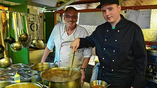 Koch-Azubi Niklas Joos (rechts) aus Peterzell rührt unter Anleitung seines Küchenchefs Rolf Fleig in den großen Soßentöpfen. Joos lernt ...
