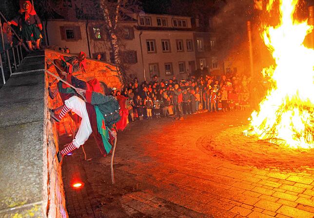 Bild 7: Schaurige Akrobatik: So fliegen die Urhexen übers lodernde Hexenfeuer