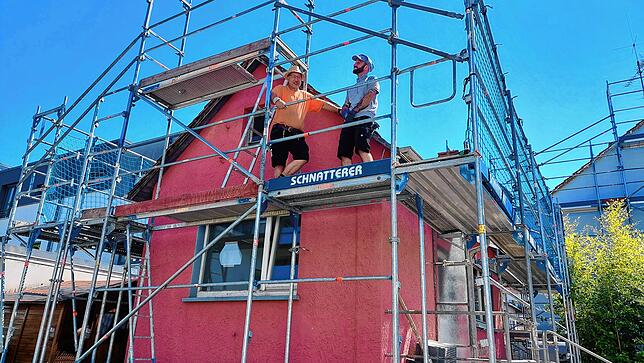 Robert Schnee-Wachter und Christian Eißengarthen (von links) von Holzbau Späth kümmern sich derzeit um das Dach des roten Hauses.