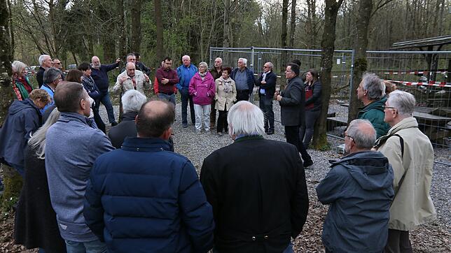 Rund 35 Bürger sowie der Ortschaftsrat Kluftern versammelten sich im April an der teilweise zerstörten Grillhütte. Ortsvorsteher Michael ...