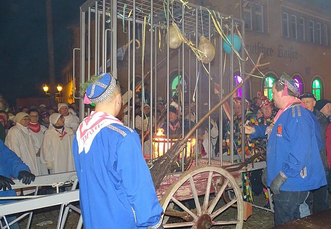 Statt mit dem angekündigten Angeklagten kommt der Schinderkarren mit einem furiosen Hexenfeuer auf dem Marktplatz an. Hat sich der Tede ...