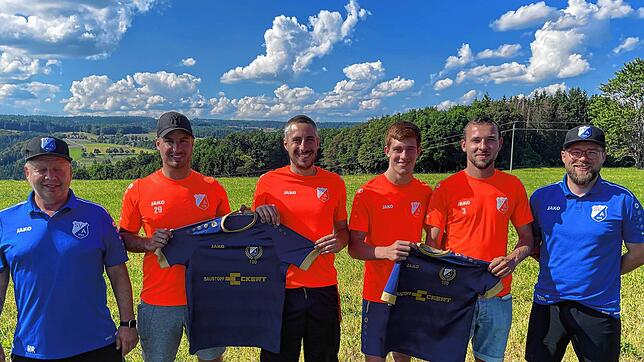 Bekannte Gesichter: Die Trainer Hannes Rüther (links) und Daniel Moll freuen sich auf (weiter von links) David Mollmann, Lucas Jehle, ...