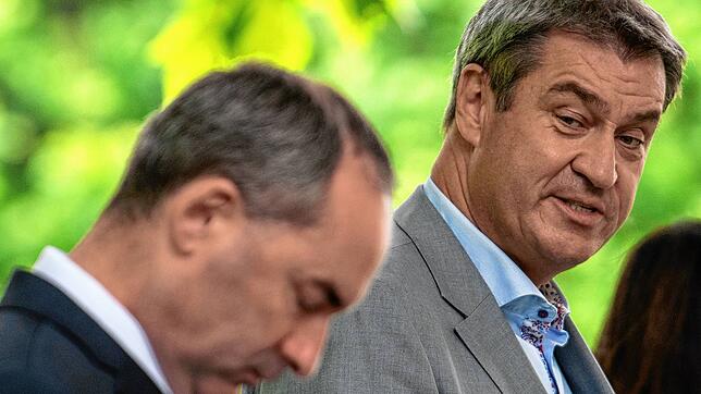 Markus Söder und Hubert Aiwanger im Juni 2022. Söder hat Aiwanger zu einem Sonder-Koalitionsausschuss einbestellt