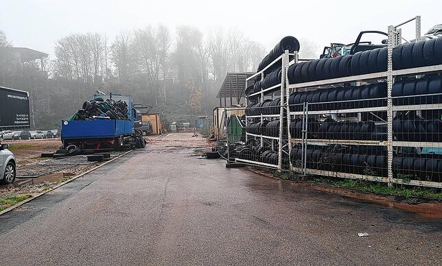 Über der Brandstelle liegt am Donnerstagmorgen dichter Novembernebel.