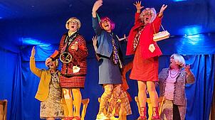 Beste Stimmung herrscht bei der 14. Frauenfasnet im Schulhaus in Gündelwangen. Bilder: Heidi Rombach