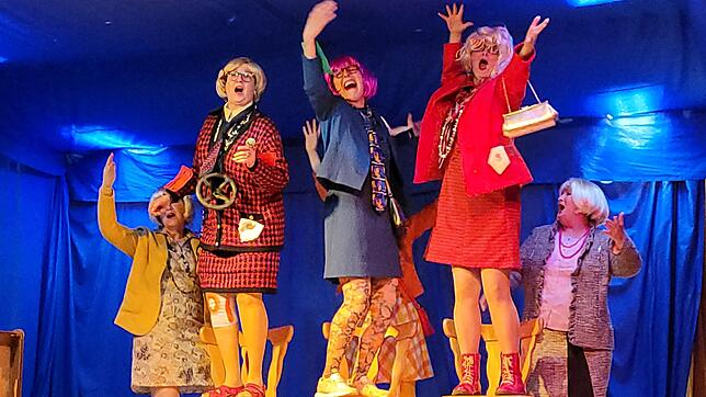 Beste Stimmung herrscht bei der 14. Frauenfasnet im Schulhaus in Gündelwangen. Bilder: Heidi Rombach