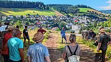 Das Wohl der Gemeinde im Blick: Der Gemeinderat auf seiner Tour. Foto: Gemeinde