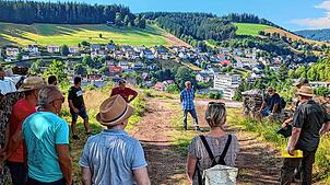 Das Wohl der Gemeinde im Blick: Der Gemeinderat auf seiner Tour. Foto: Gemeinde