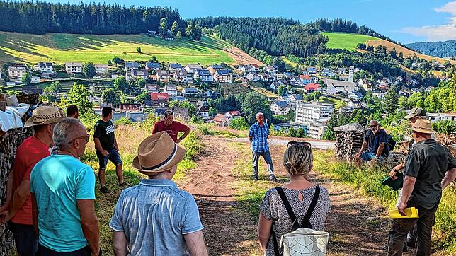Das Wohl der Gemeinde im Blick: Der Gemeinderat auf seiner Tour. Foto: Gemeinde