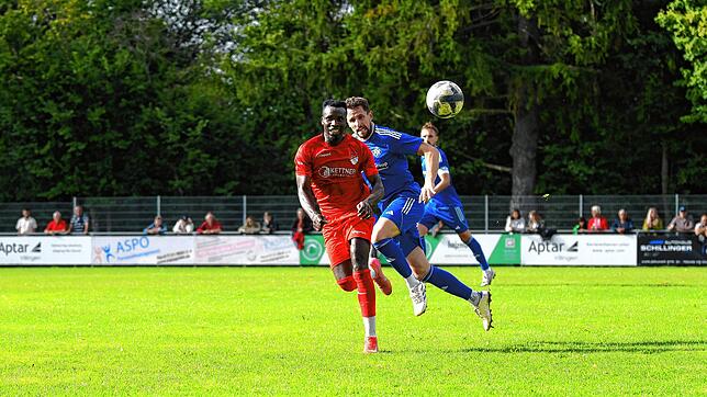 Pfaffenweilers Torschütze Jallow Saja (links) im Zweikampf mit Fabian Gamp aus Neustadt.