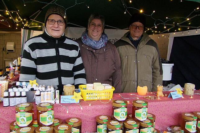 Zufrieden: Im Großen und Ganzen war Andreas Hampe (Gewerbeverein li.) mit dem Weihnachtsmarkt zufrieden. Mit Carola und Karl Schilling ...