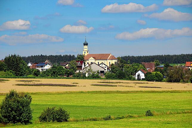 Blick auf Engelswies und die Pfarr-und Wallfahrtskirche Mater Dolorosa.