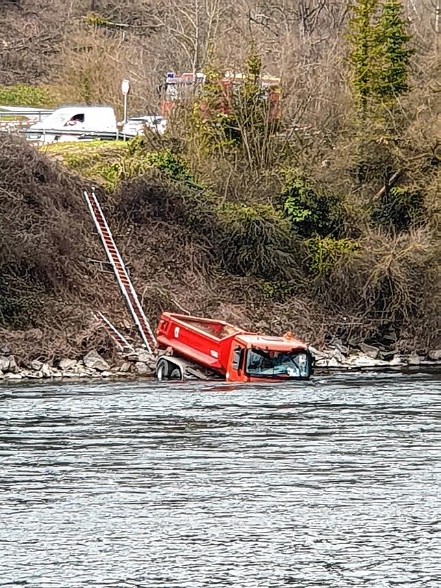 Vom schweizerischen Koblenz aus entstand diese Aufnahme von dem Lastwagenunfall nahe dem Waldshuter Zoll. Der über eine Böschung ...