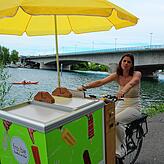 (Archivbild) Im vergangenen Jahr war Studentin Nelly Theiss mit dem mobilen Eiswagen tagsüber am Seerhein unterwegs.