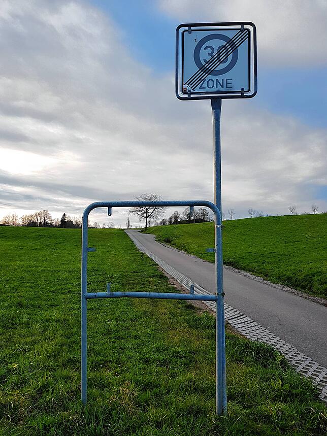 Ahnungslosigkeit ohne Anzeigetafel: Wer weiß hier auf der Ortausgangsstraße Niederhof in Richtung Oberhof schon, welche Ortschaft am ...