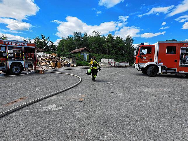 Bild 4: Wehr: Feuer auf der Mülldeponie - Bilder des Einsatzes auf dem Lachengraben