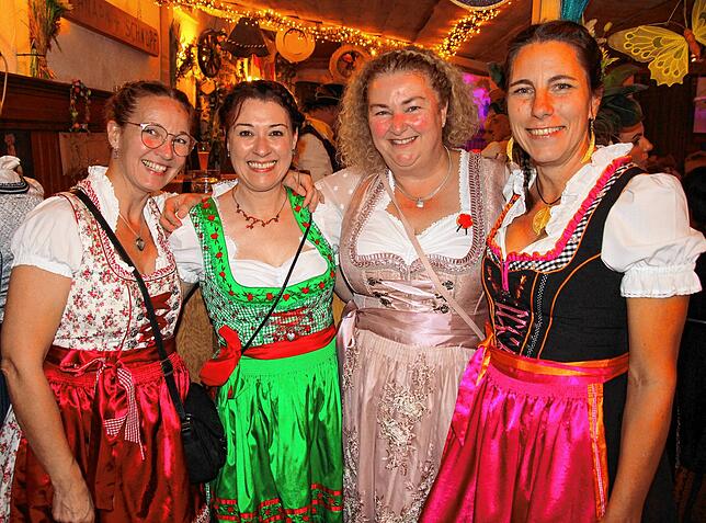 Bild 6: Dirndl und Lederhosen bestimmten das Bild beim Bräunlinger Almabtrieb