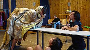 Das Bild von der Probe im Musikraum der Waldorfschule zeigt, wie Papageno (Vincent Gühlow, rechts) von Papagena in Gestalt von drei ...
