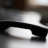 ARCHIV – ILLUSTRATION – 24.07.2018, Nordrhein-Westfalen, Köln: Ein abgelegter Telefonhörer, aufgenommen in Köln (Nordrhein-Westfalen). ...
