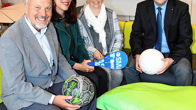 Sie ziehen an einem Strang, im Zimmer der Ganztagsbetreuung der Realschule sitzen von links Realschulrektor Egon Bäurer, ...