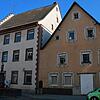 In das denkmalgeschützte frühere Gasthaus Krone (links) und das ehemalige Wohn- und Geschäftshaus &bdquo;Oberböhler&ldquo; (rechts) an ...