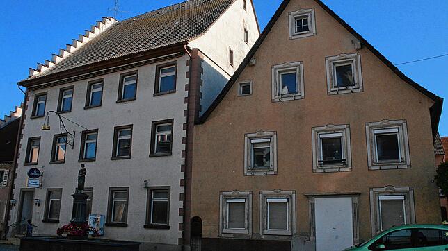 In das denkmalgeschützte frühere Gasthaus Krone (links) und das ehemalige Wohn- und Geschäftshaus &bdquo;Oberböhler&ldquo; (rechts) an ...
