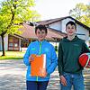 Wenzel Becker (links) und Paul Nübel wünschen sich für die Jugendlichen einen Streetball-Platz in Wahlwies. Dafür haben sie bereits 50 ...