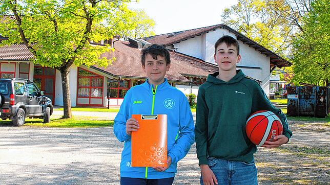 Wenzel Becker (links) und Paul Nübel wünschen sich für die Jugendlichen einen Streetball-Platz in Wahlwies. Dafür haben sie bereits 50 ...