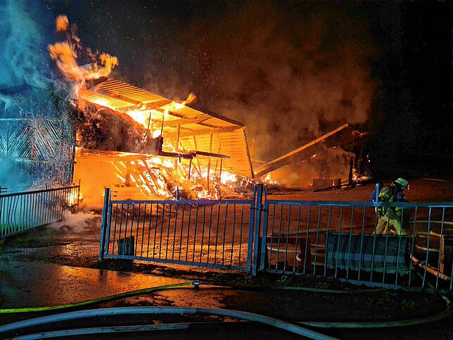 25. September 2022: Eine landwirtschaftliche Halle in der Tuttlinger Nordstadt steht im Vollbrand.