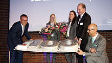 Mit Rückblicken, Ausblicken und einer großen Torte feierte Rolls-Royce Power Systems am Donnerstag "100 Jahre Ausbildung bei MTU". Von ...