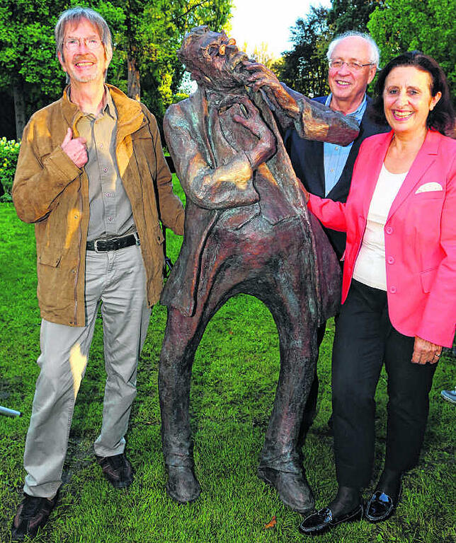 Singens neues Kunstwerk: Gero Hellmuth (li) schuf den Bronze-Scheffel. Spendiert wird das Dichter-Denkmal von Veronika und Emil ...