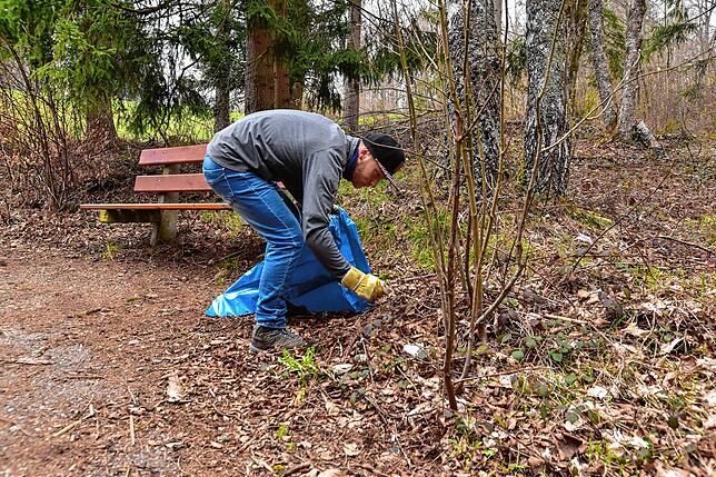 Malte Laabs ist einer der vielen Freiwilligen, die vergangene Woche bei der Frühjahrsputzaktion Wälder vom Müll befreit haben. ...