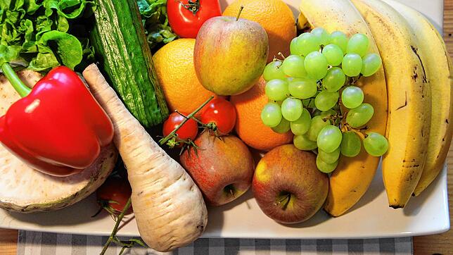 Gerade jetzt im Sommer gibt es an reiches Angebot an Obst und Gemüse. Die Expertin rät: bewusst einkaufen, richtig lagern, kreativ ...