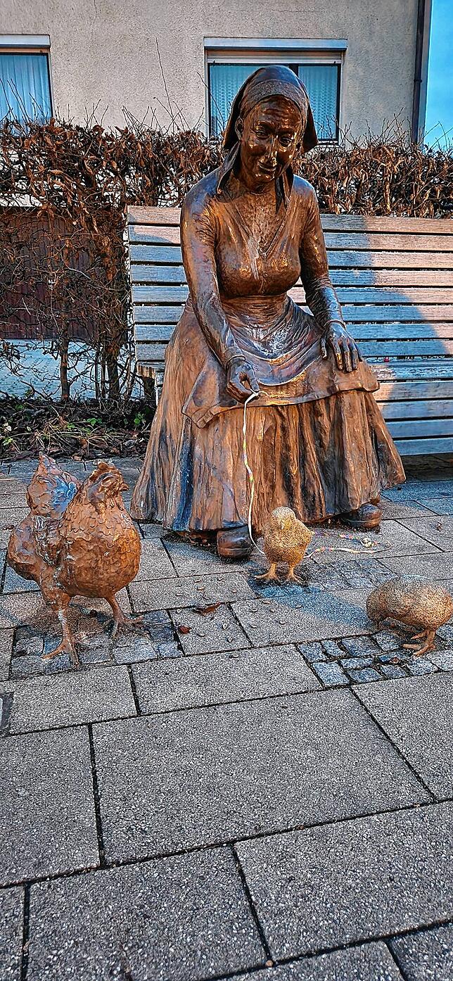 Die Skulptur von Esther Seidel, eine Bronze-Bäuerin, die zwei Bibbele und eine Henne füttert, ist schon mehrfach zerstört worden.