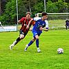 In der ersten Halbzeit führte der FC Radolfzell (Julian Merk, rechts), nach dem Wechsel drehte der FC Königsfeld (Johannes Storz) die ...