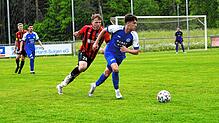 In der ersten Halbzeit führte der FC Radolfzell (Julian Merk, rechts), nach dem Wechsel drehte der FC Königsfeld (Johannes Storz) die ...