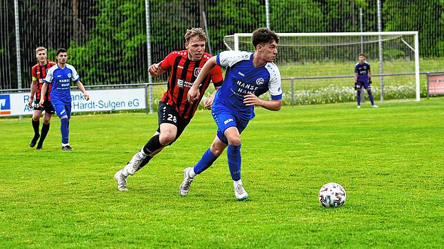 In der ersten Halbzeit führte der FC Radolfzell (Julian Merk, rechts), nach dem Wechsel drehte der FC Königsfeld (Johannes Storz) die ...