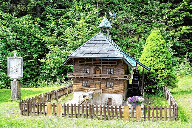 Dieses Miniatur Schwarzwaldhaus mit Wasserrad im Ortsteil Höfle ist ein beliebtes Foto-Objekt. Es wurde von Karl Schmidt gebaut.
