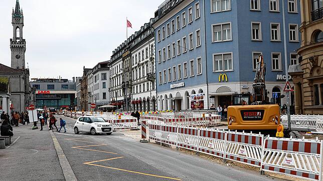 (Archivbild November 2024) Die Zufahrt zum Parkhaus Dammgasse nahe der Marktstätte ist zurzeit nur aus Richtung Bodanstraße über den ...