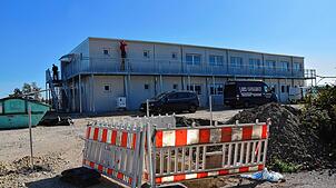 Eine solche Containeranlage für Geflüchtete, wie hier in Steißlingen im Oktober 2023 beim Aufbau fotografiert, soll auch in ...