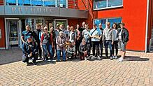 Eine große Delegation aus Oberwiesenthal ist in Schonach zu Gast und stellt sich mit Vertreter der Gemeinde zum Erinnerungsfoto vor dem ...