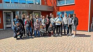Eine große Delegation aus Oberwiesenthal ist in Schonach zu Gast und stellt sich mit Vertreter der Gemeinde zum Erinnerungsfoto vor dem ...