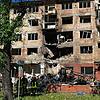 Feuerwehrleute arbeiten in einem zerstörten Wohnhaus nach einem russischen Drohnen- und Raketenangriff in Kiew.