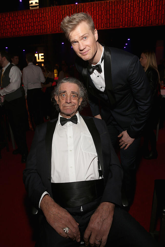 Peter Mayhew (links) und sein Nachfolger als Chewbacca, der Finne Joonas Suotamo, 2017 in Los Angeles.