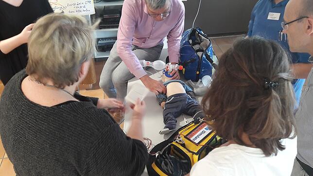 In einem Simulationstraining wurden im Hegau-Jugendwerk (HJW) Ärzte und Pfleger auf bedrohliche Situationen bei Kindern und Jugendlichen ...