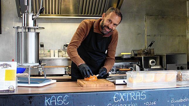 Während der Pandemie steht Christian Biehler nicht hinter dem Mischpult, sondern hinter dem Grill in seinem Foodtruck &bdquo;Burgeria&ldquo;