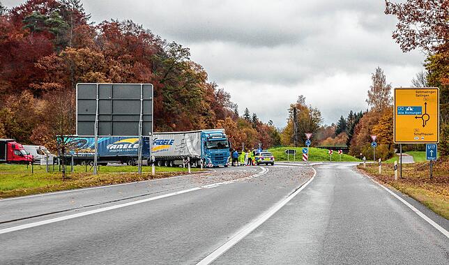 Am Grenzübergang, wo sich regelmäßig die LKW stauen und viele Grenzgänger zur Arbeit fahren, herrscht am Donnerstagmorgen gespenstische ...